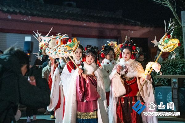 九游娱乐平台：非遗鱼灯舞蹈快闪年货大集……句容茅山年味浓人气旺(图3)